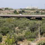 Facendo molta attenzione decidiamo di salire sul �tetto� della struttura, dal quale riusciamo a osservare il lungo corso della lama che si estende fino a Bari citt�
